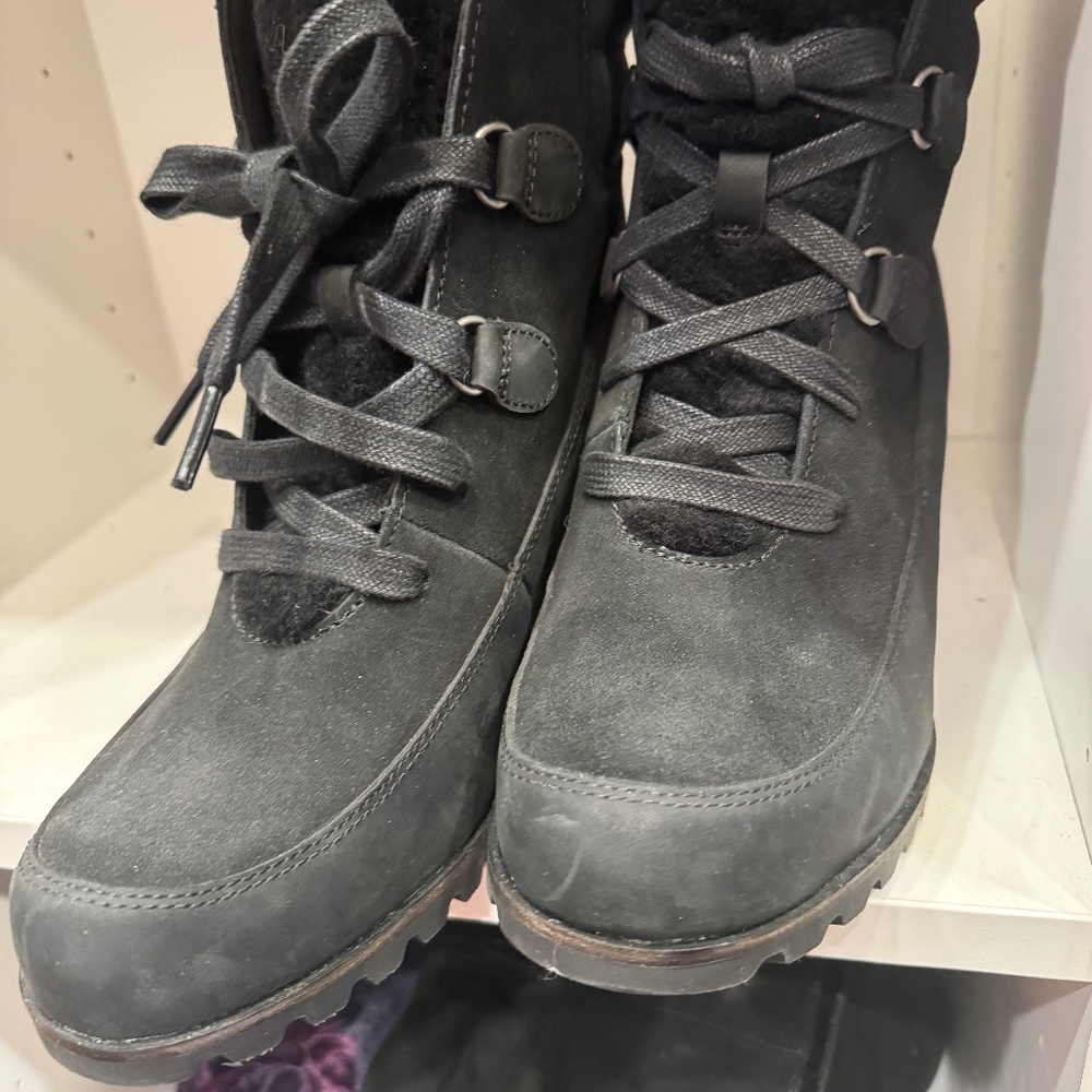 UGG : Suede + Sheepskin lining winter wedge boot.